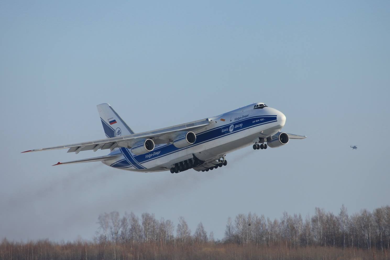 Стратегический военно-транспортный самолет Ан-124 